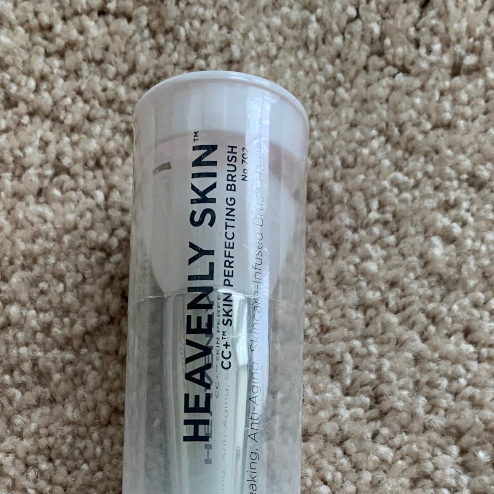 It cosmetics heavenly skin CC skin perfecting brush - Picture 2 of 6